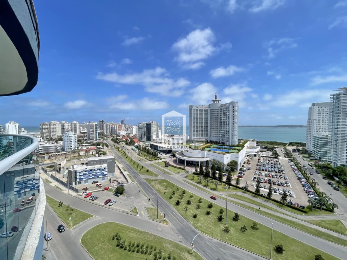 Piso alto con vista a la mansa, 2 suites, baño social, amenities.