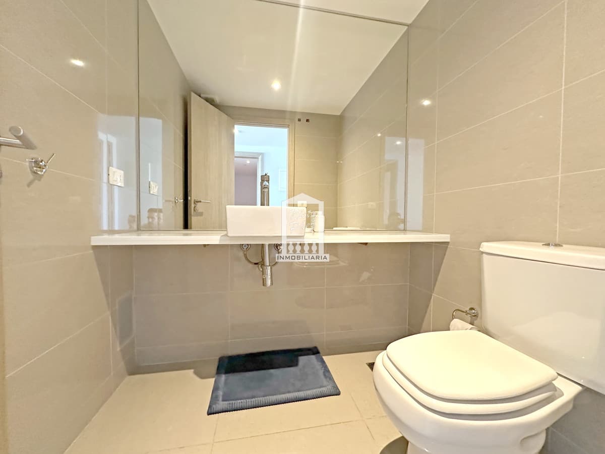 Piso alto, 1 suite + toilette, garaje. Full amenities.