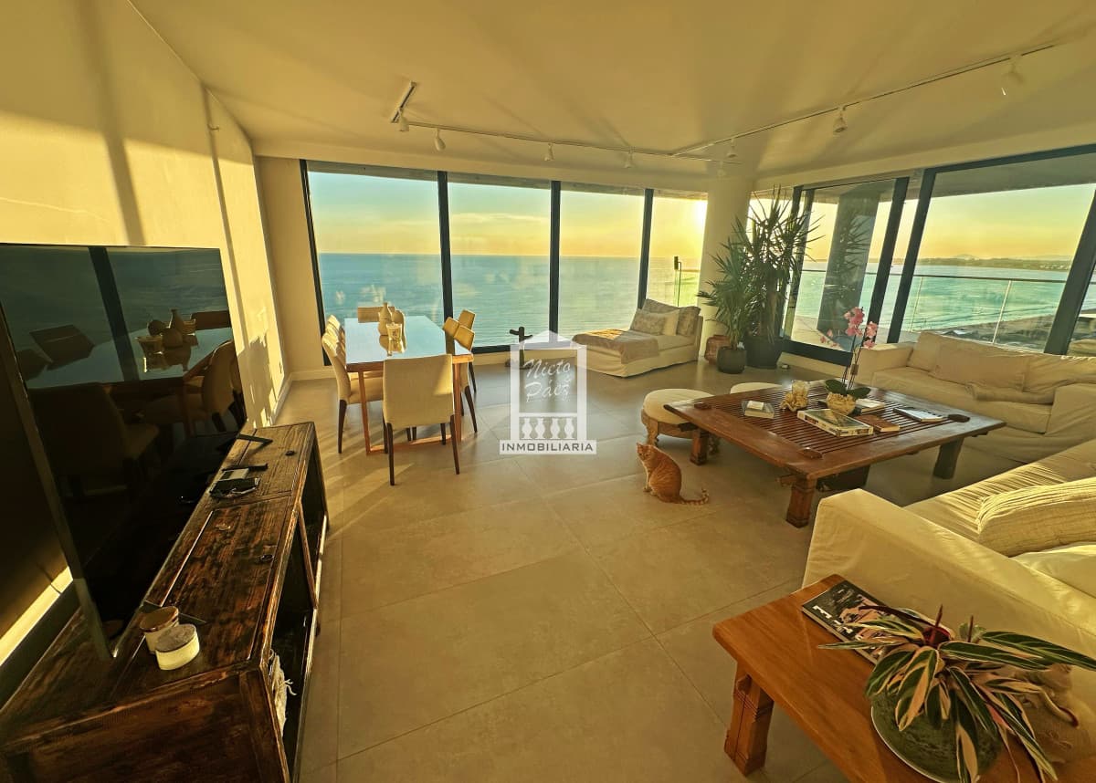 Venetian, esquinero a Punta Ballena, piso alto, 2 garajes.