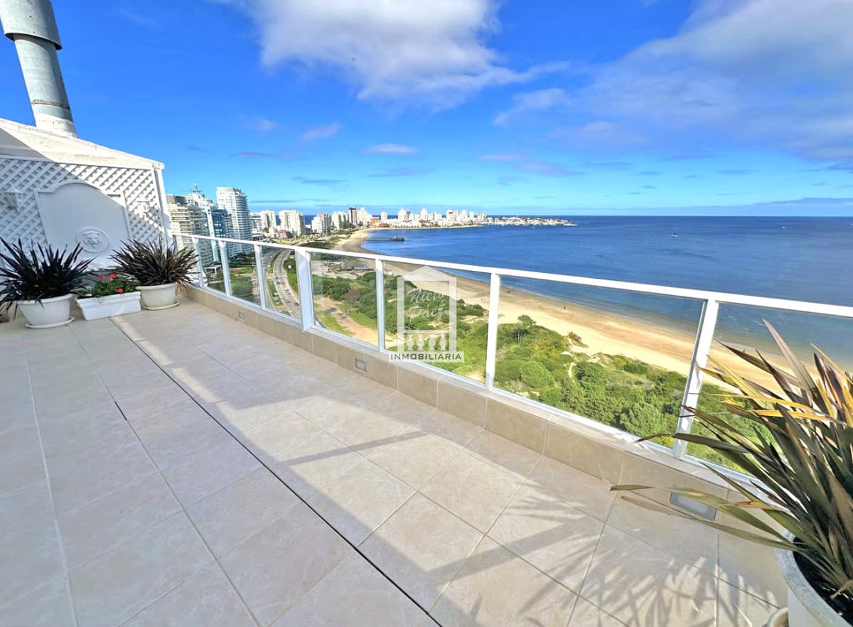 Penthouse en primera fila con vistas panorámicas.