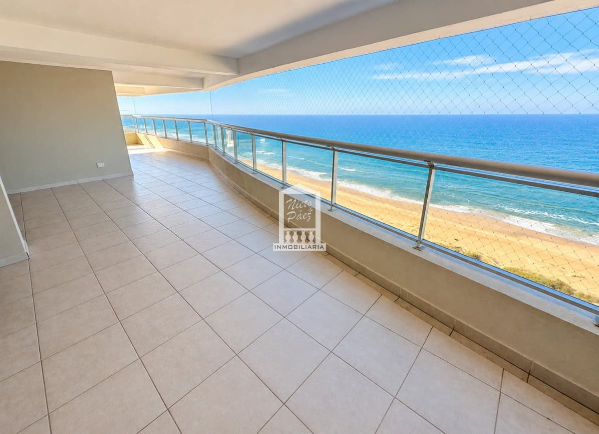 Playa Brava, primera fila. Semipiso, 462 m2 de planta, parrillero propio. 3 garajes.
