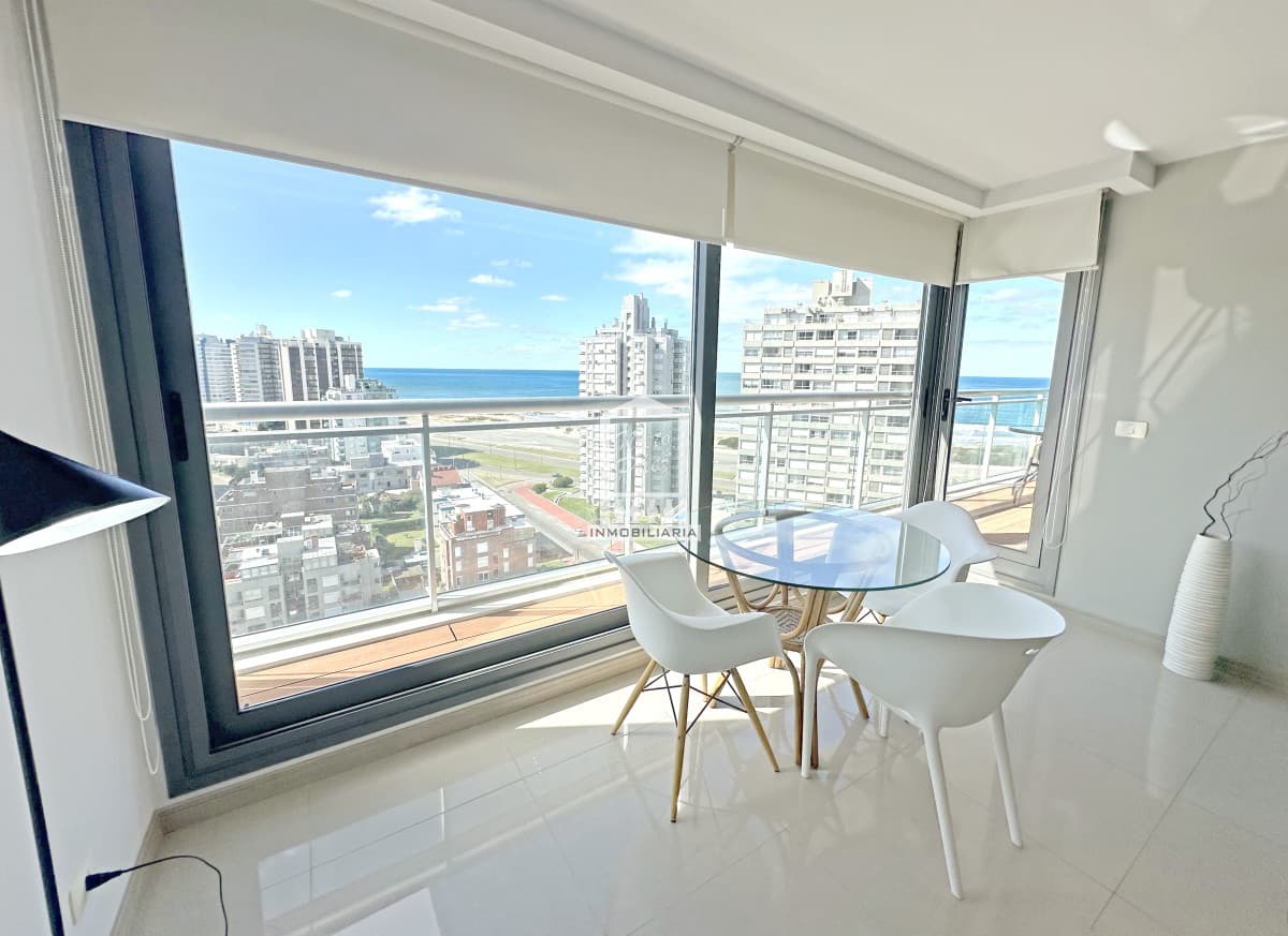 Piso alto, 1 suite + toilette, garaje. Full amenities.