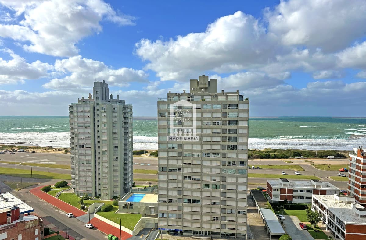 Piso alto, 1 suite + toilette, garaje. Full amenities.