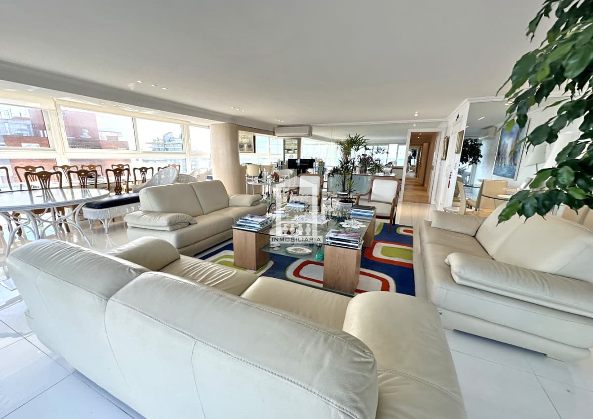 Penthouse en primera fila con vistas panorámicas.