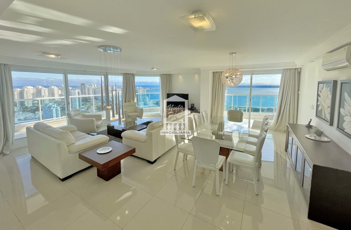 Piso super alto con vistas panorámicas. Full amenities.