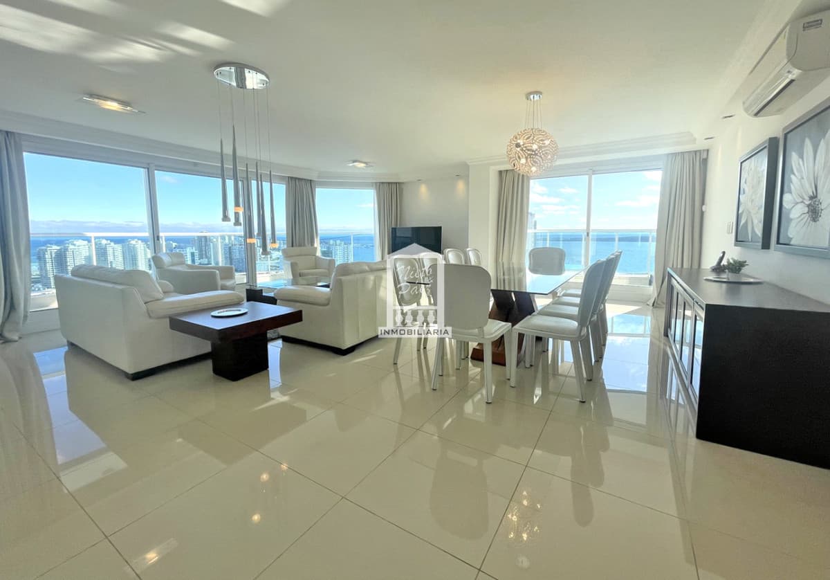 Piso super alto con vistas panorámicas. Full amenities.