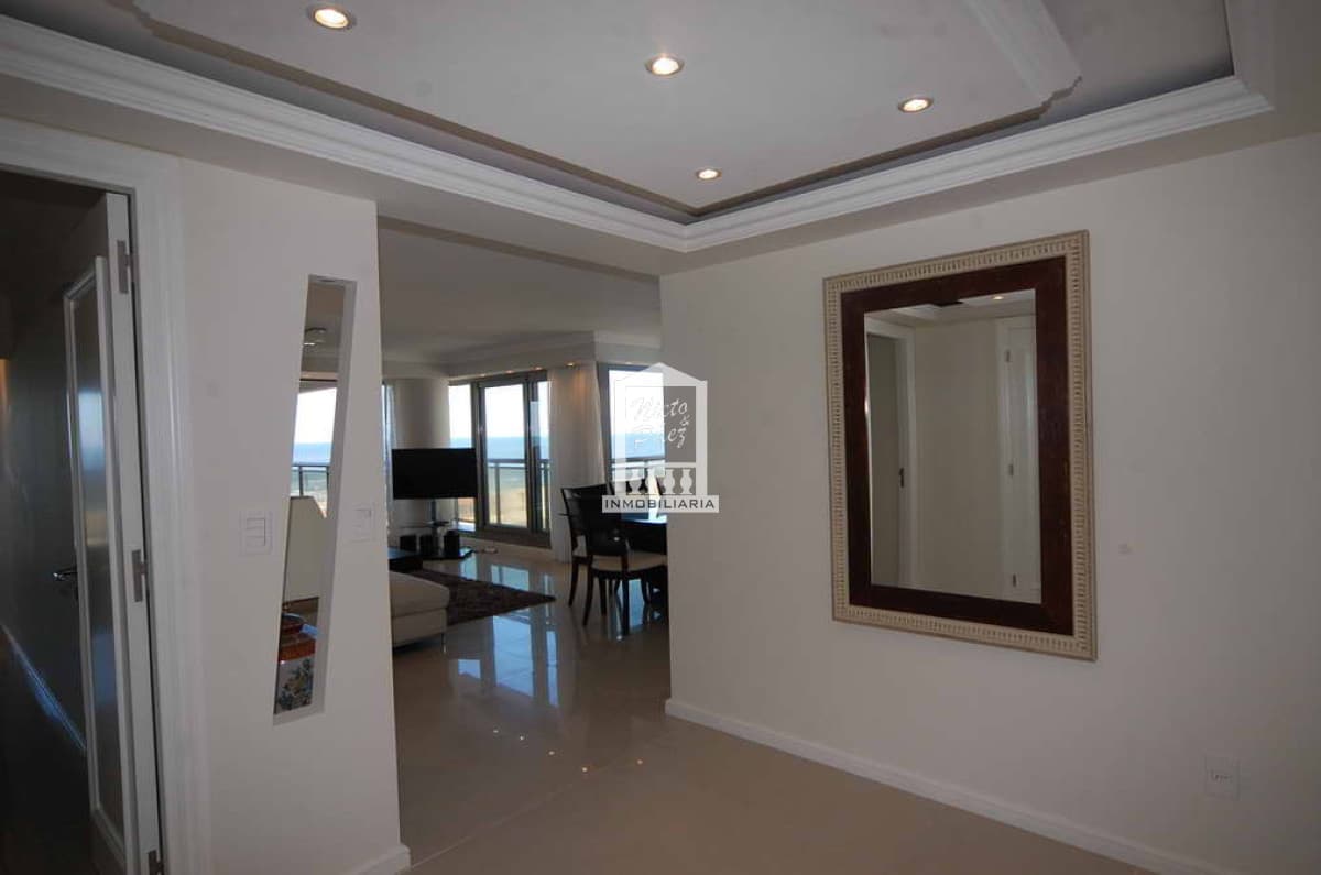 Imperiale, esquinero. 3 suites + servicio