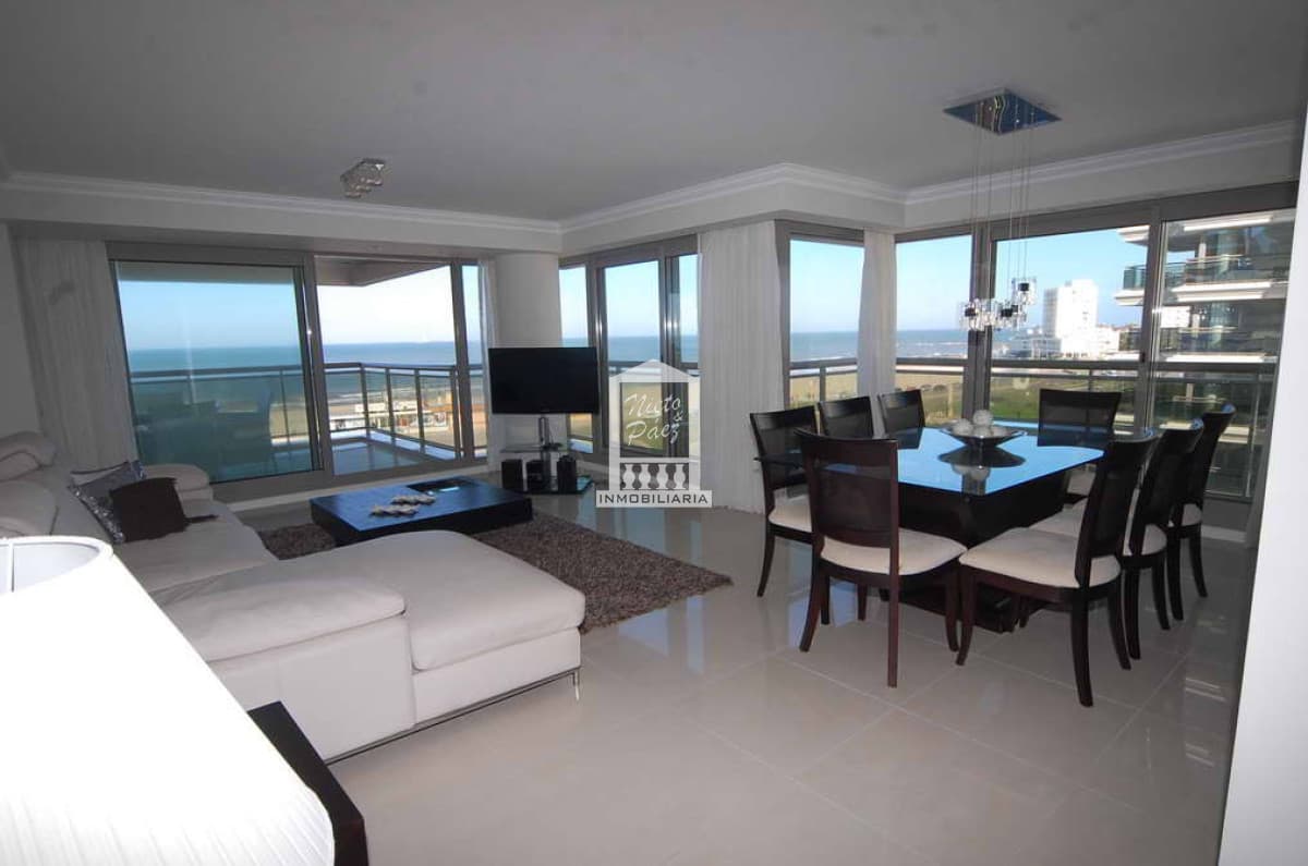 Imperiale, esquinero. 3 suites + servicio