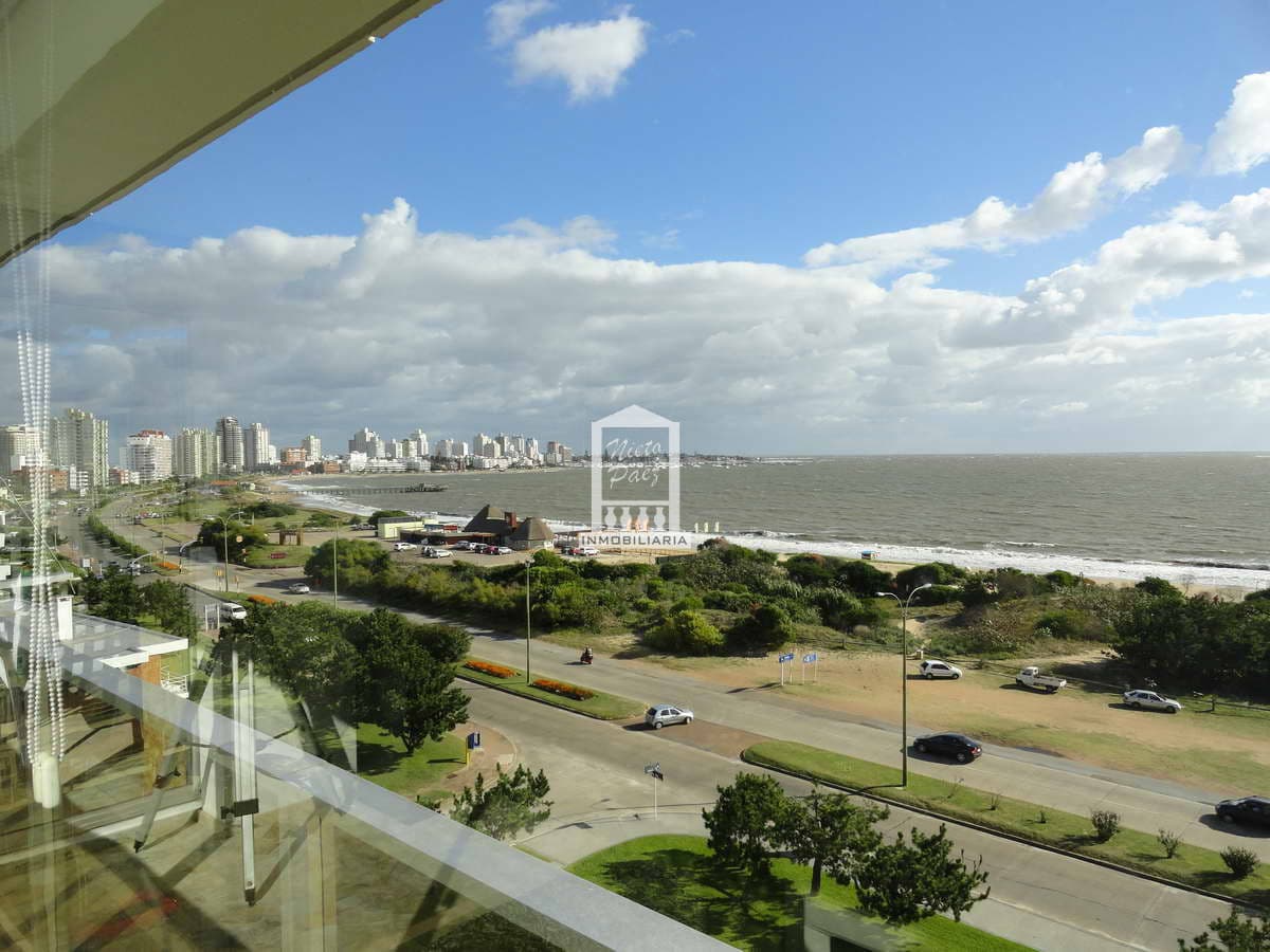 Playa Mansa, primera fila. 4 dorm. Con toda la vista.