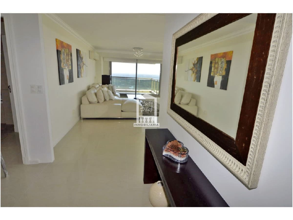 Esquinero, 3 suites + servicio.