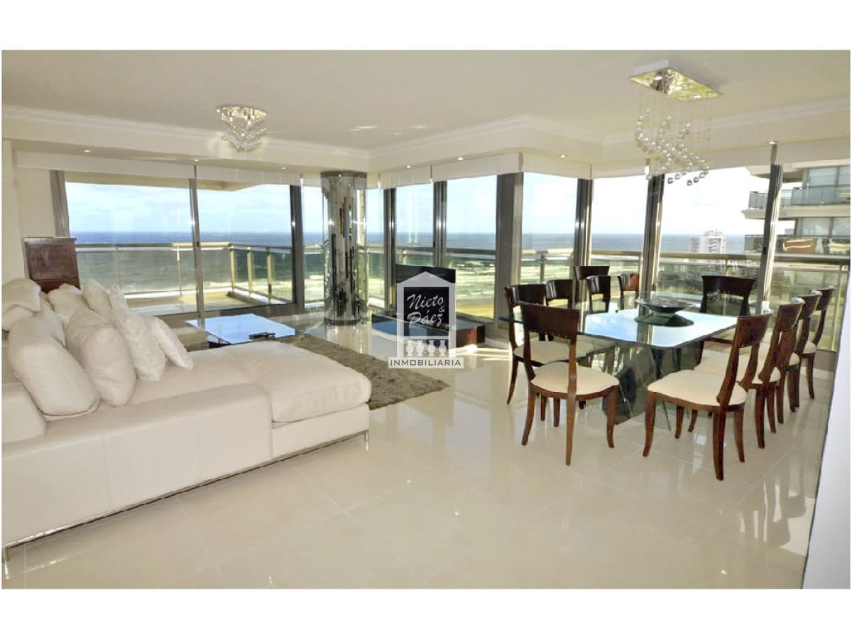 Esquinero, 3 suites + servicio.