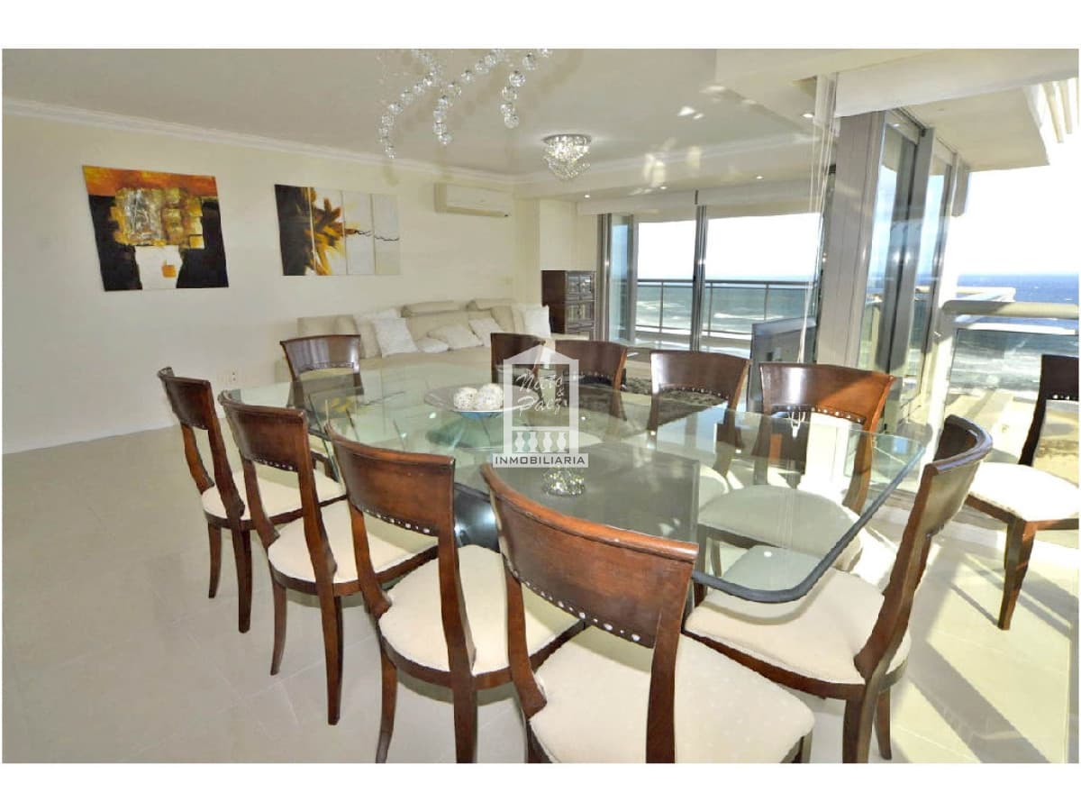 Esquinero, 3 suites + servicio.