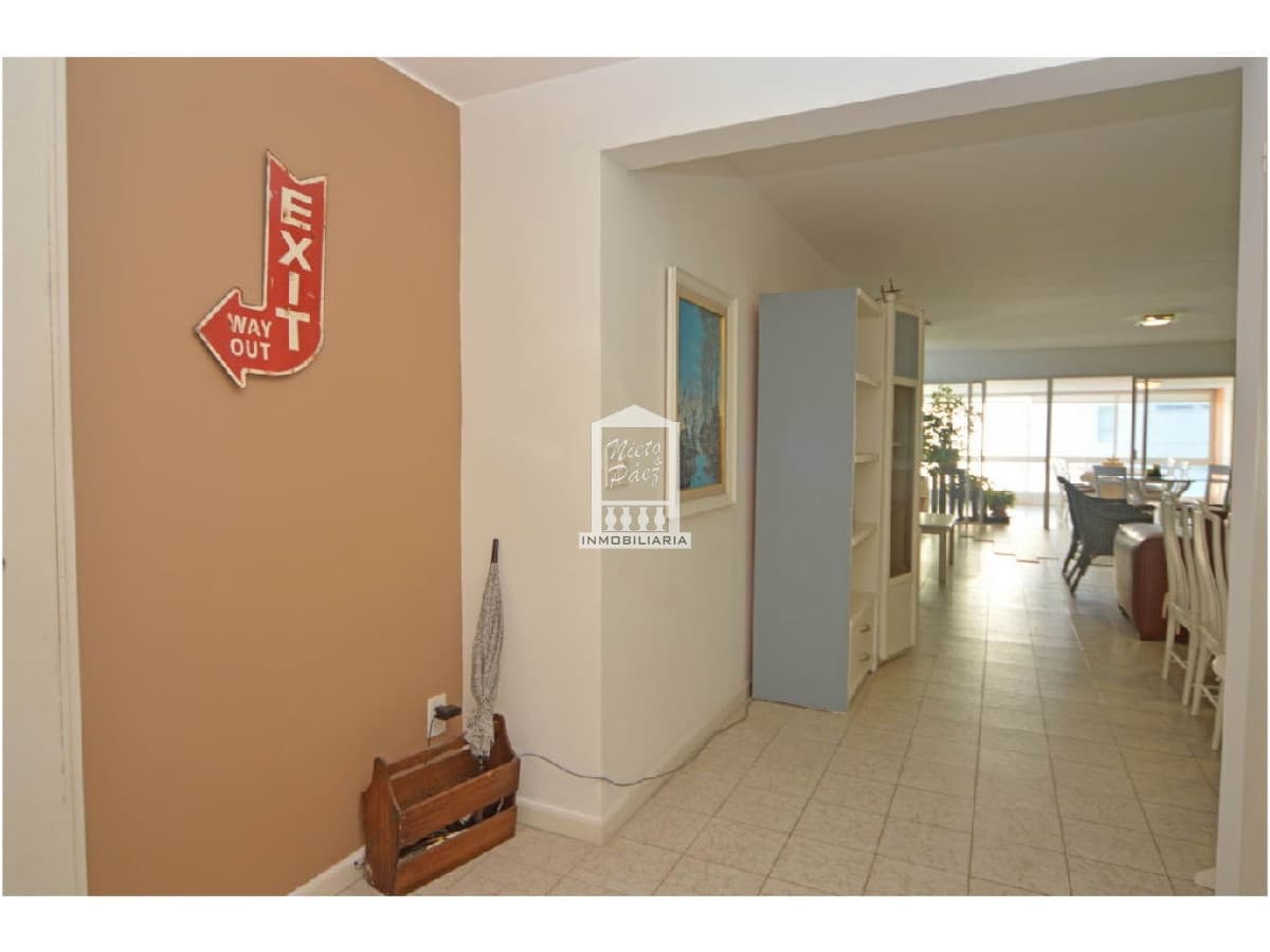 SEMIPISO enorme, 4 dorm y servicio. 2 garajes.