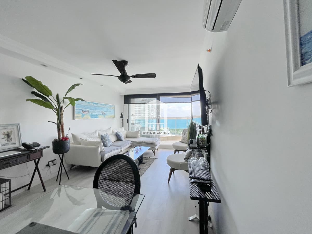 Piso alto con vista a la mansa, 2 suites, baño social, amenities.