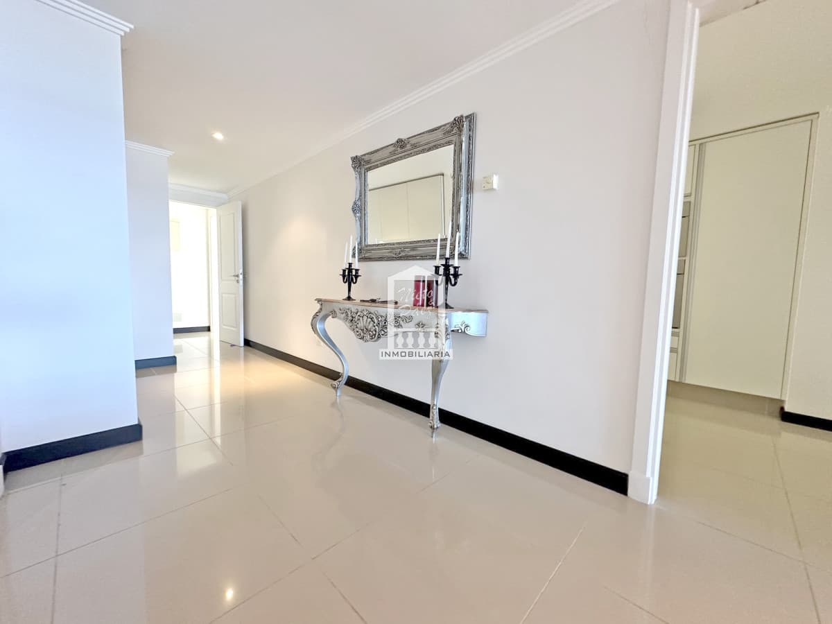 Playa Brava, gran planta, 3 suites + servicio, garaje doble.