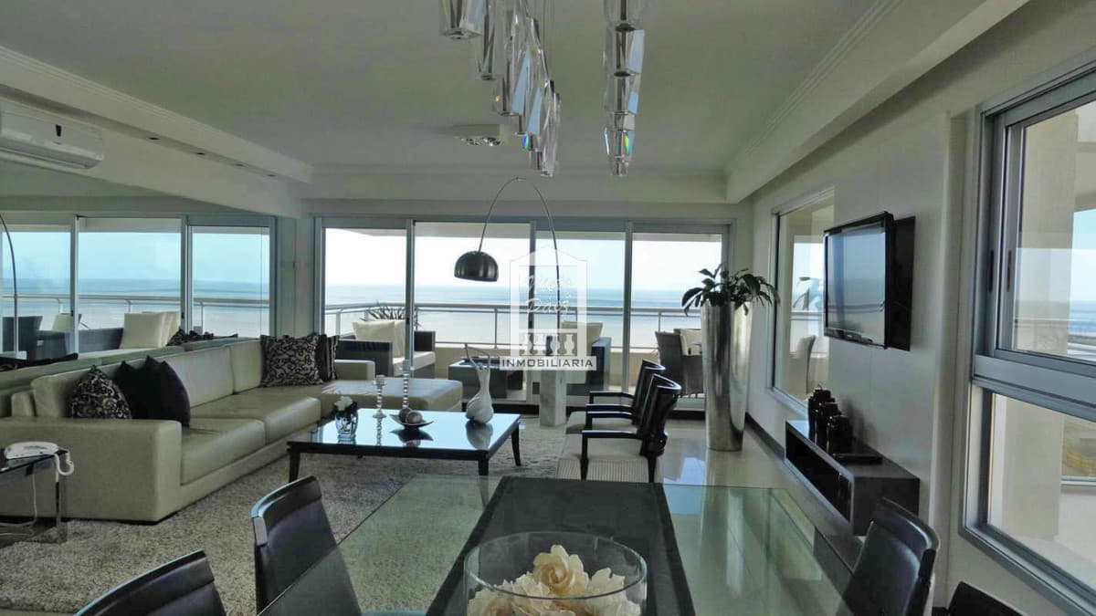 Gran planta en primera fila de playa brava. Torre de categoría