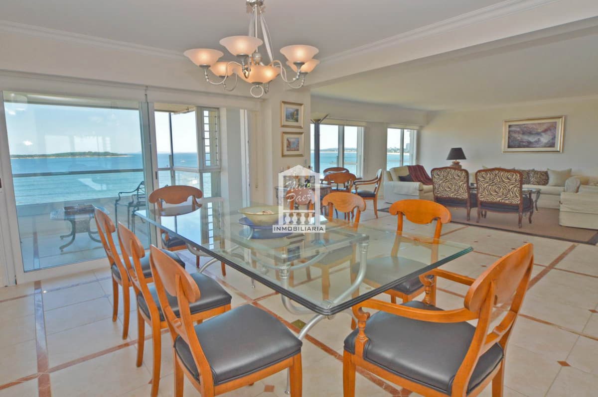 Primera fila en Playa Mansa, 3 suites + dependencia. 2 garajes. Espectacular planta y excelente vista