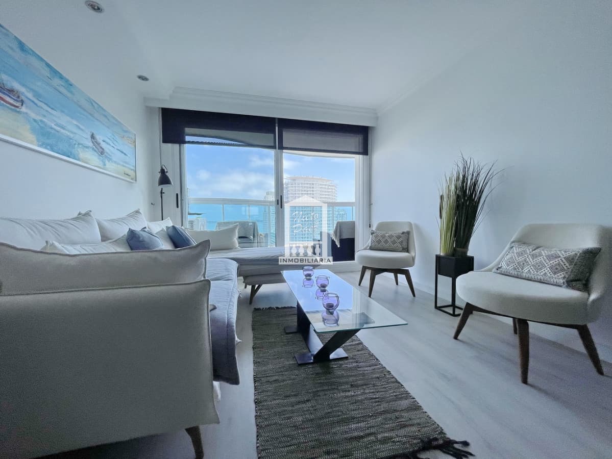 Piso alto con vista a la mansa, 2 suites, baño social, amenities.