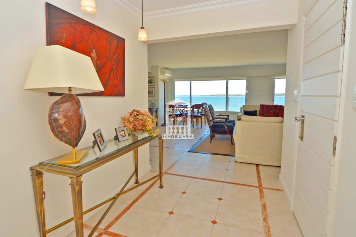 Primera fila en Playa Mansa, 3 suites + dependencia. 2 garajes. Espectacular planta y excelente vista