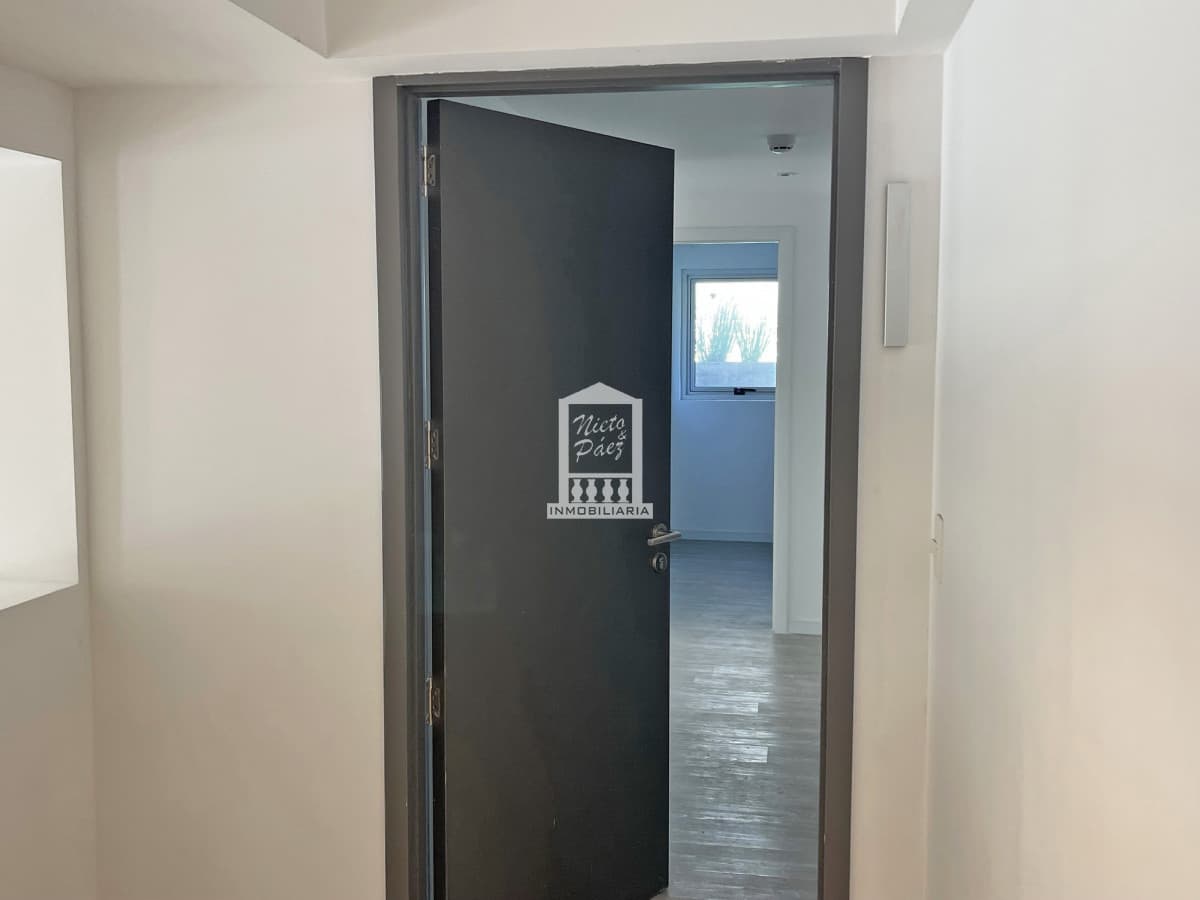 A estrenar, sobre Av Roosevelt, apto para oficina. Con amenities.