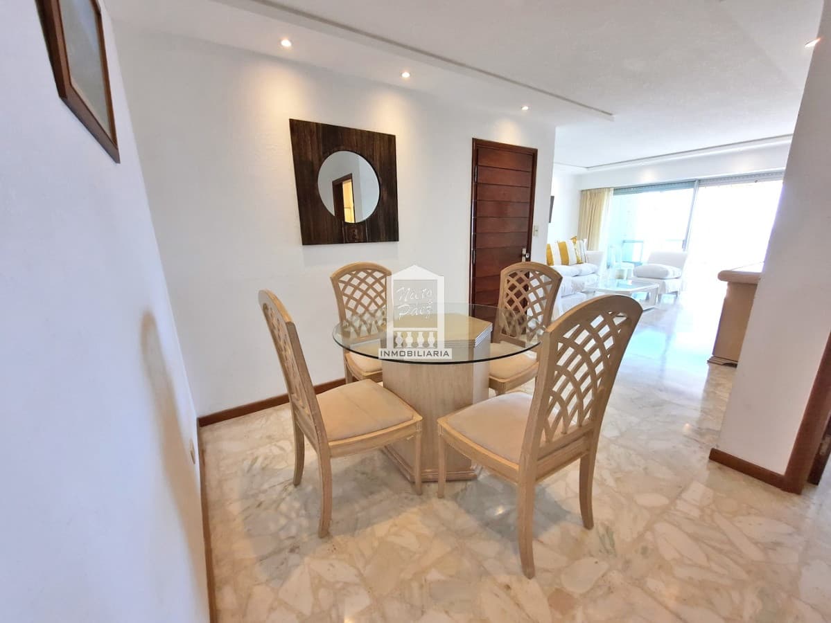Playa Mansa, reciclado, 3 dorm, edificio con todos los servicios.