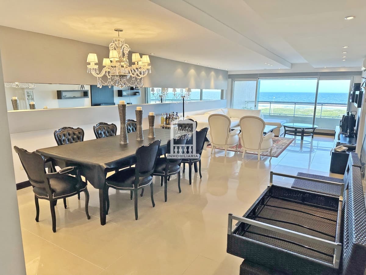 Playa Brava, gran planta, 3 suites + servicio, garaje doble.