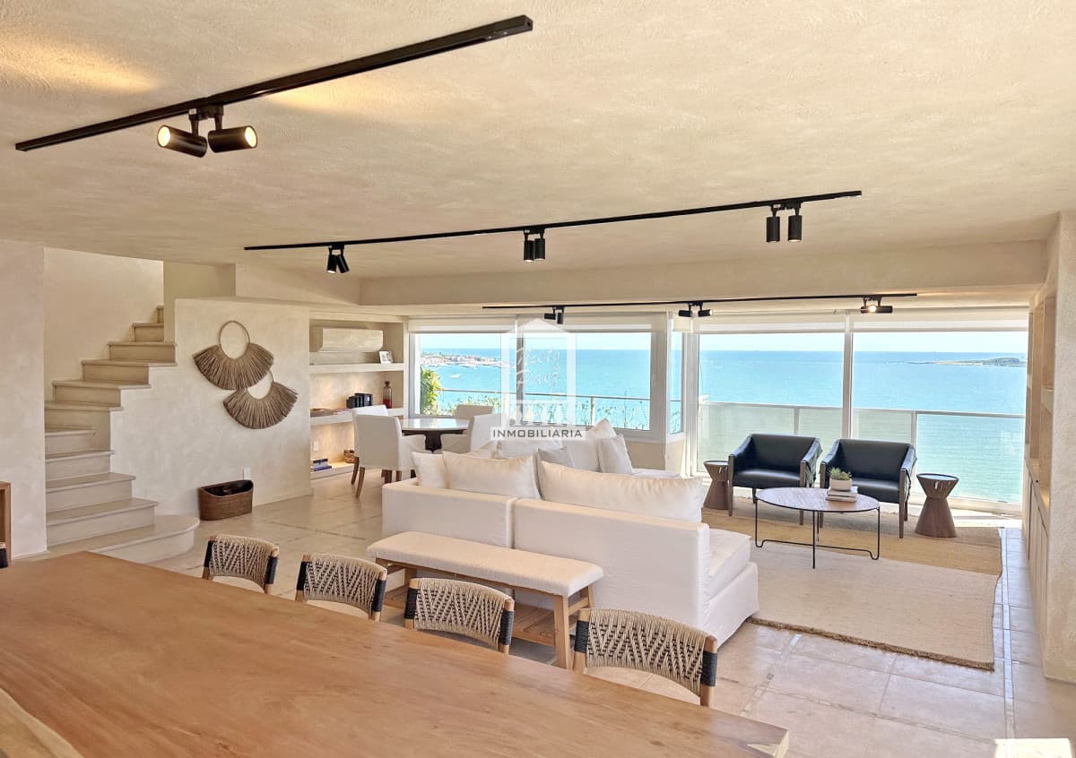 Penthouse dúplex reciclado, Playa Mansa. Losa radiante. Vidrios DVH