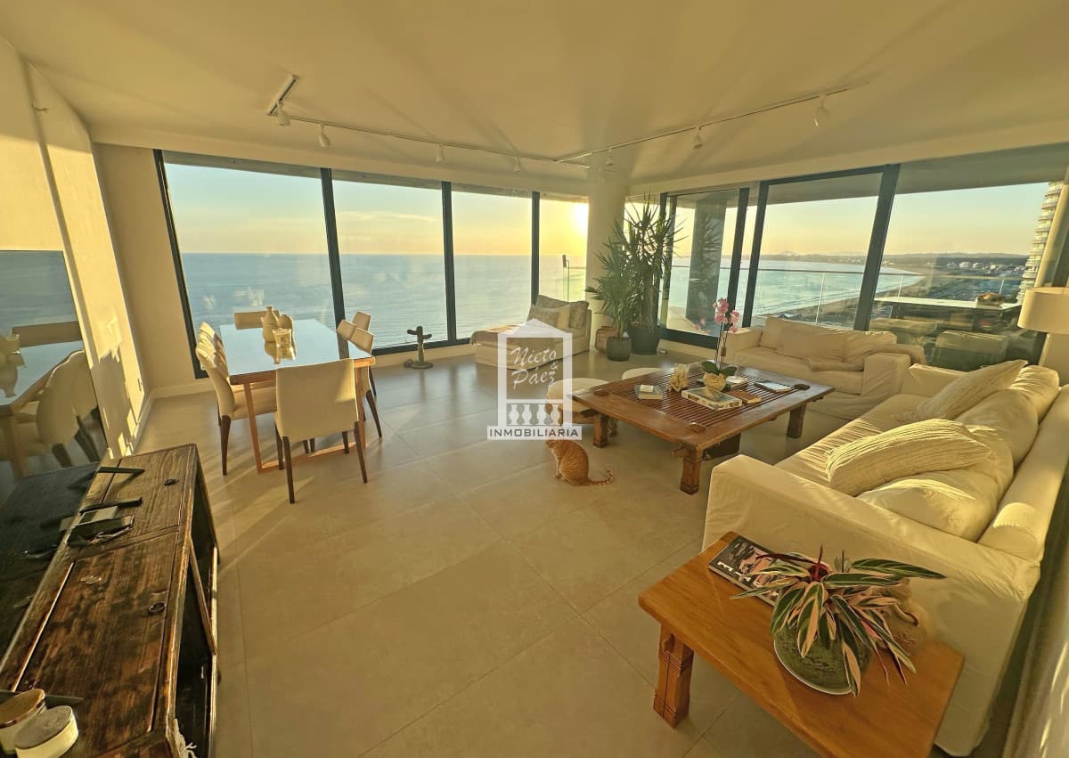 Venetian, esquinero a Punta Ballena, piso alto, 2 garajes.