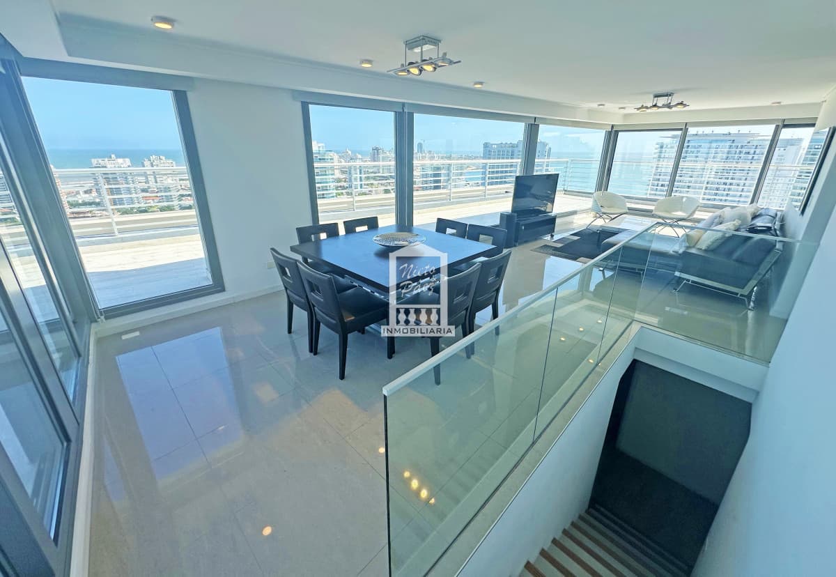 Penthouse Duplex, full amenities. 2 garajes.