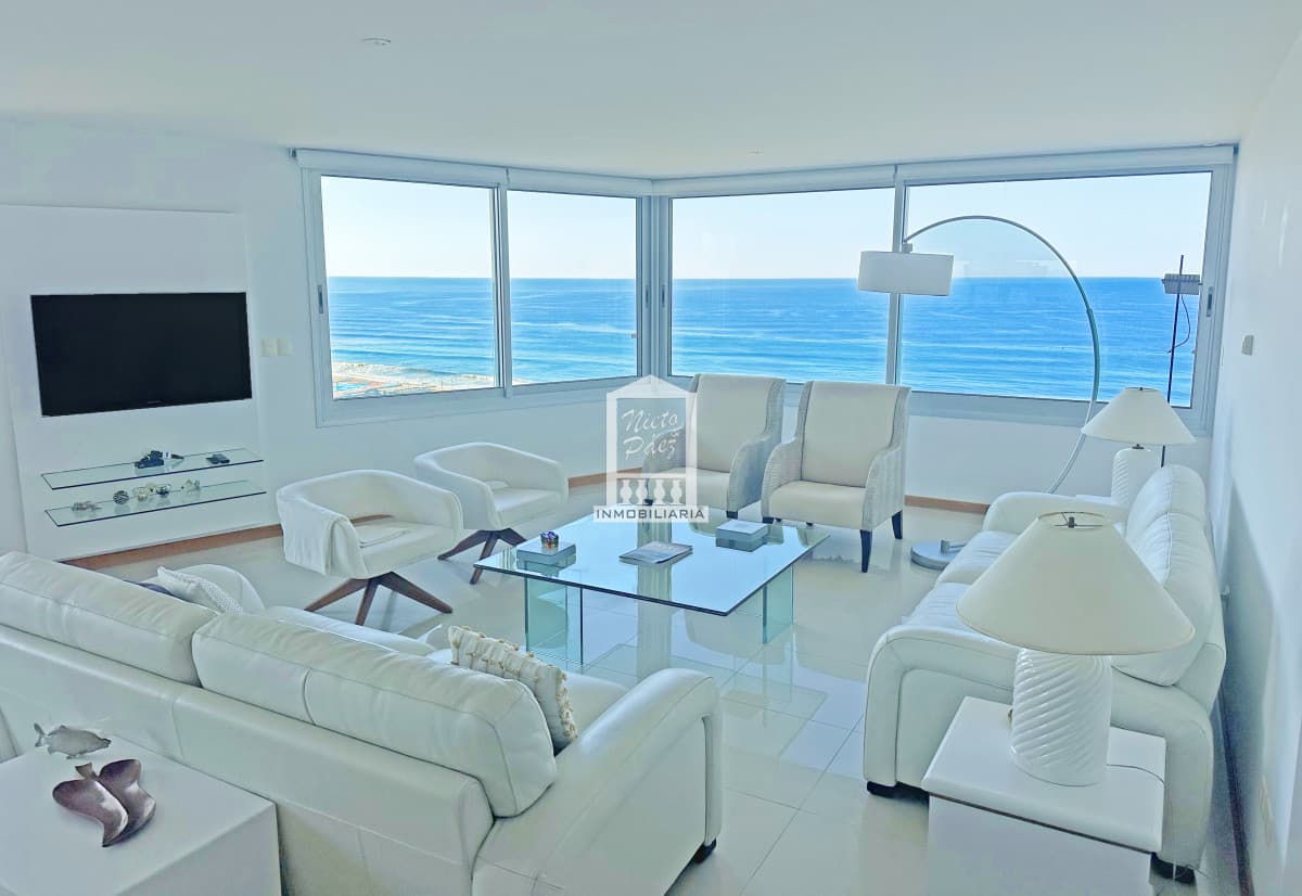 Primera fila en playa brava, 4 suites, esquinero, garaje doble