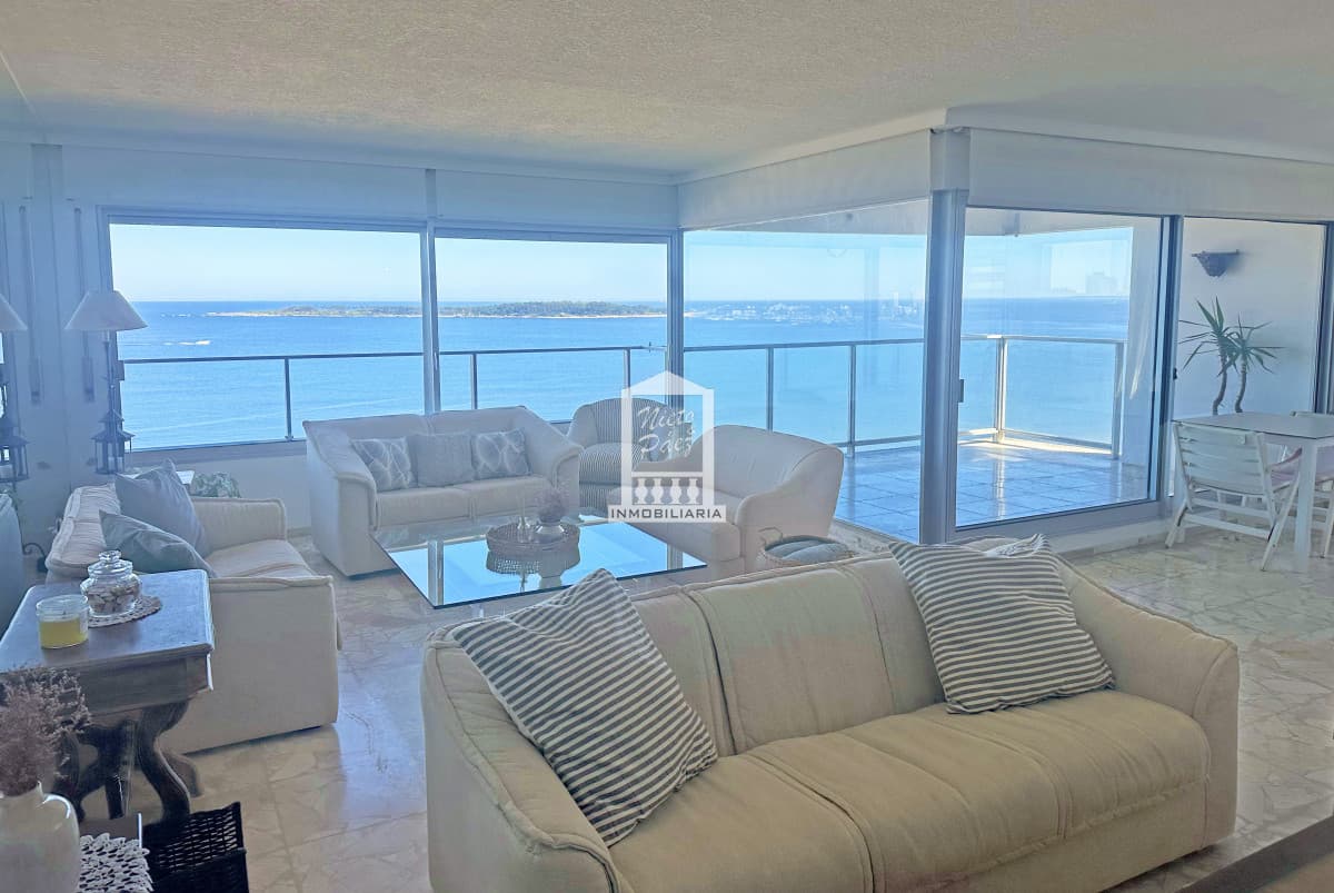 Esquinero, piso alto. 3 dorm y servicio. Frente al Parador Imarangatu