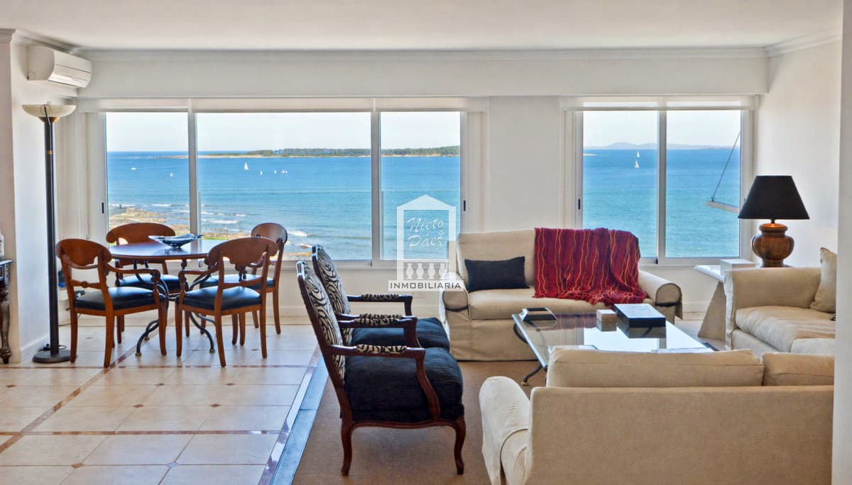 Primera fila en Playa Mansa, 3 suites + dependencia. 2 garajes. Espectacular planta y excelente vista