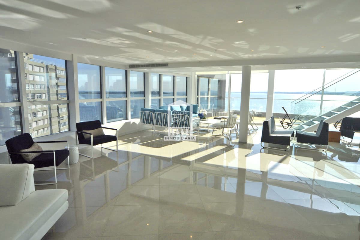 Penthouse triplex. Único, piscina propia, ascensor privado.