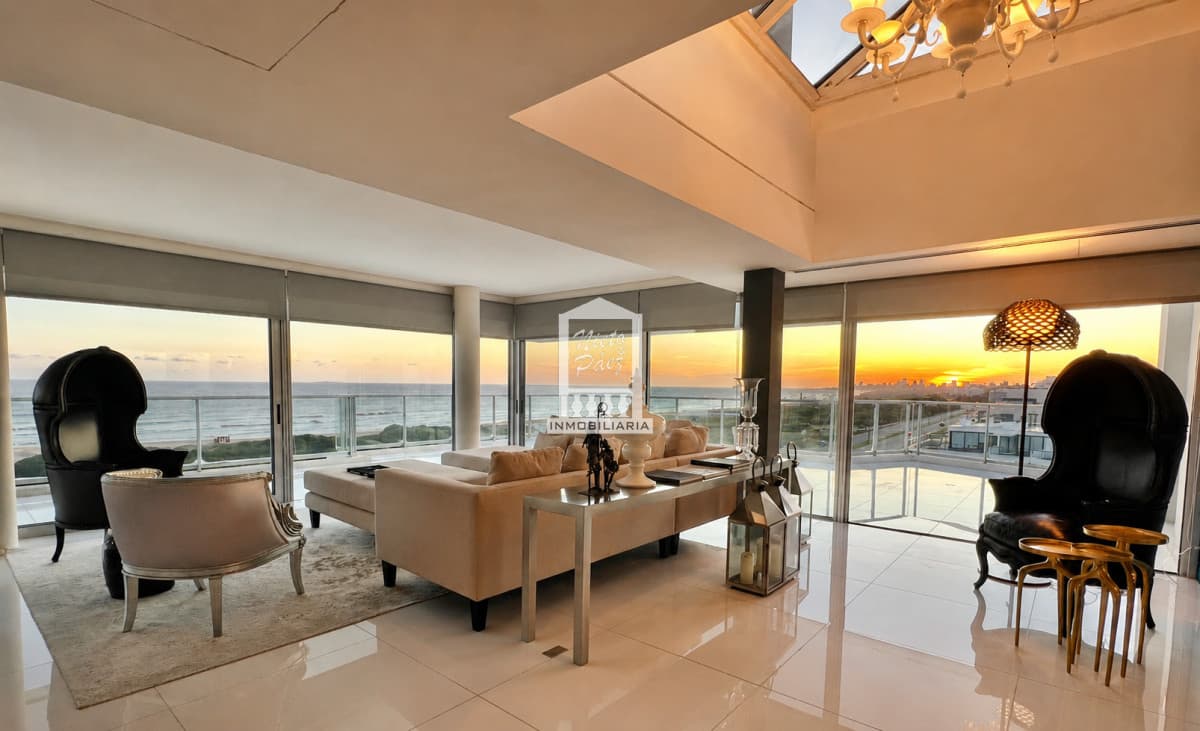 Gigante penthouse con pileta. 2 pisos completos. 700 m2. Garaje para 6 autos