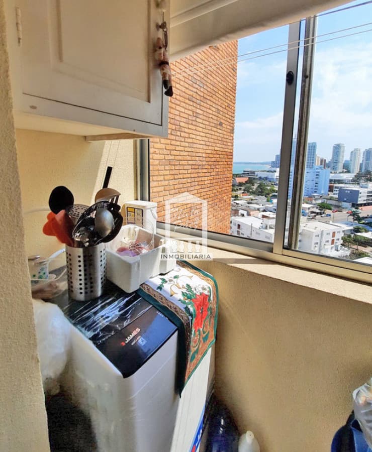 Piso alto, 2 dorm, 2 baños, con todos los servicios y gastos bajos.