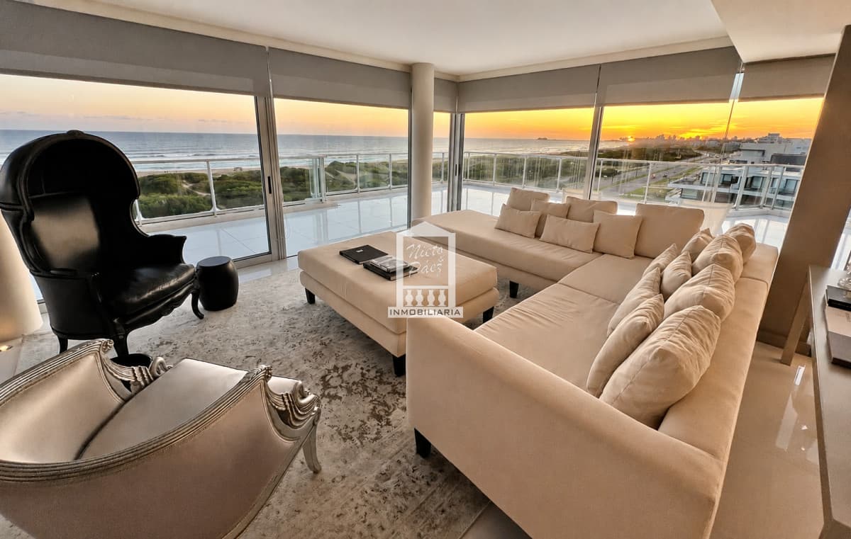 Gigante penthouse con pileta. 2 pisos completos. 700 m2. Garaje para 6 autos