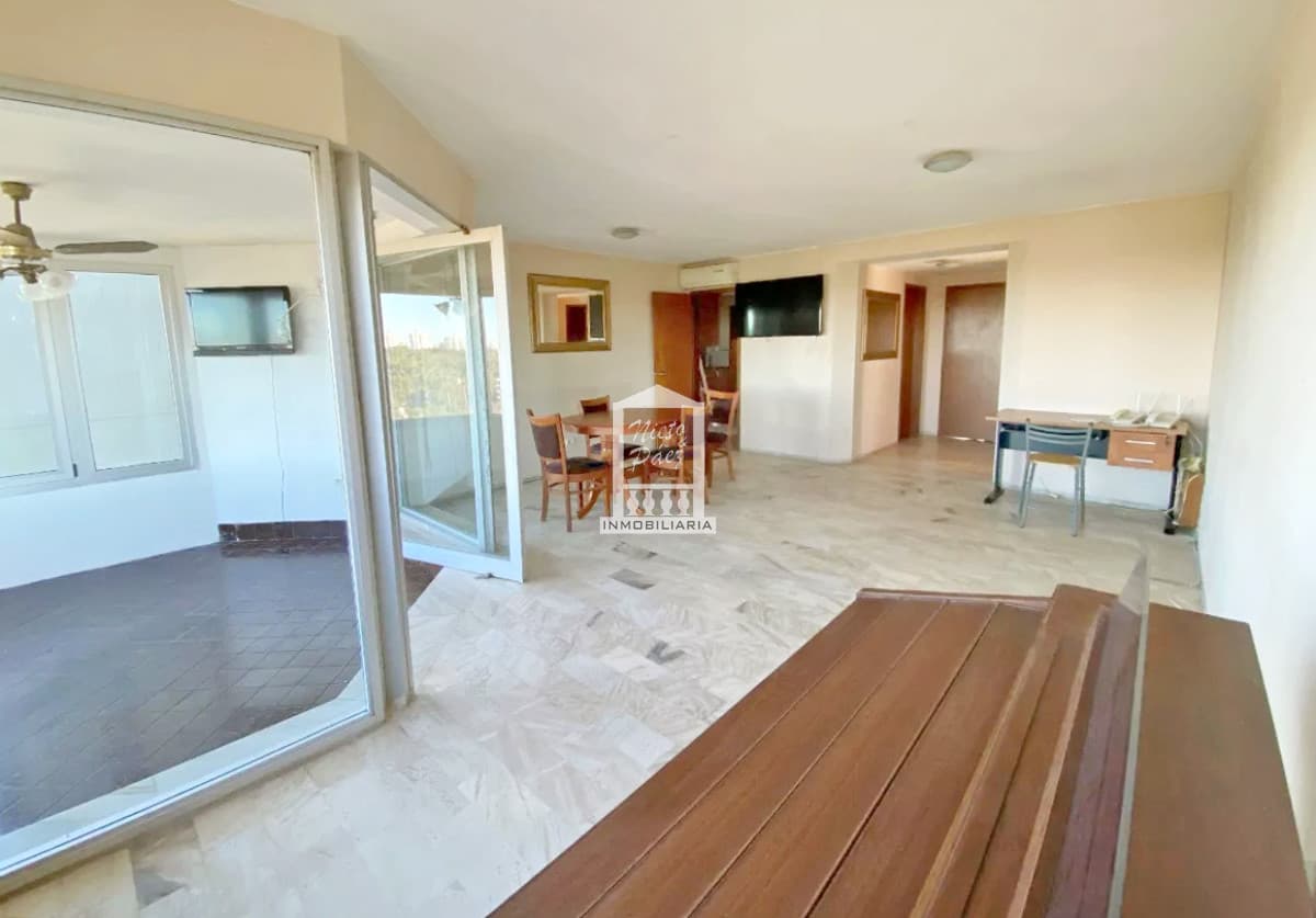Piso alto sobre Av Roosevelt, reciclado, con full amenities.