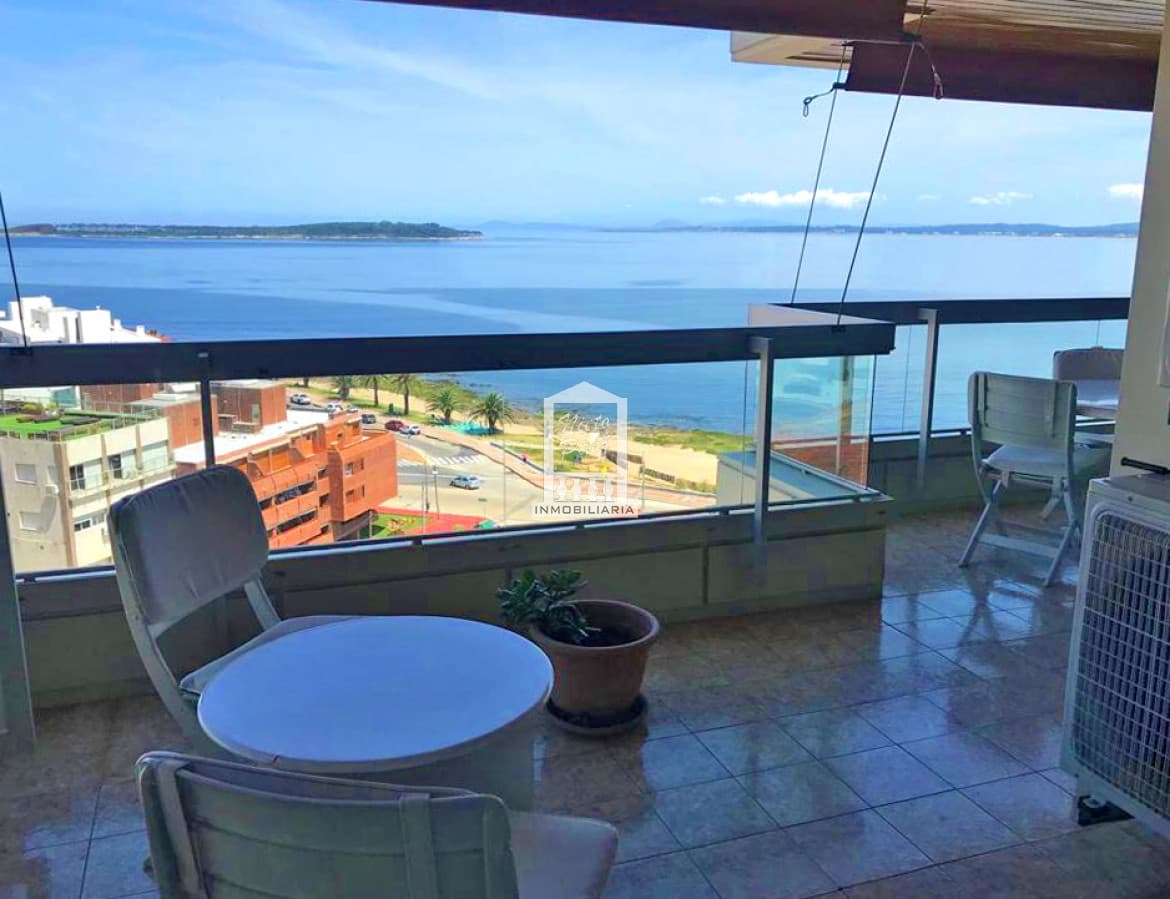 Piso alto, parrillero propio. Primera fila, Playa Mansa. 3 dorm y servicio.