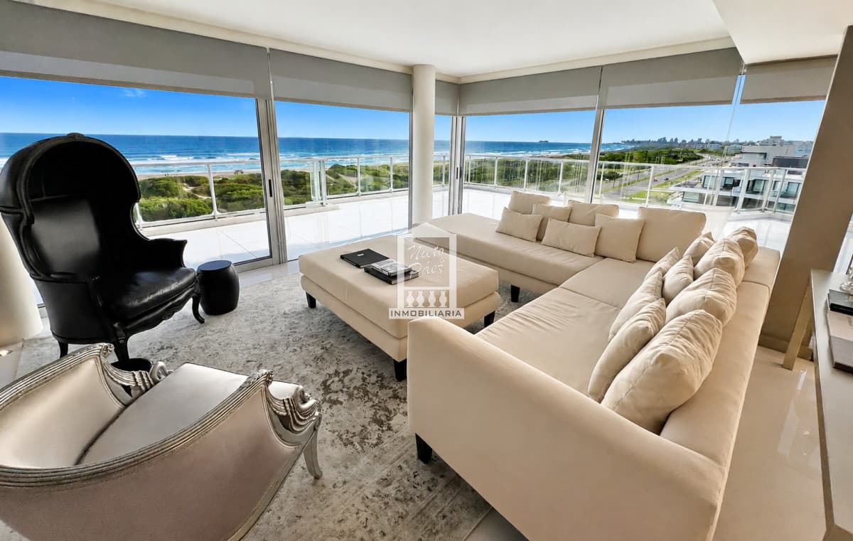 Gigante penthouse con pileta. 2 pisos completos. 700 m2. Garaje para 6 autos