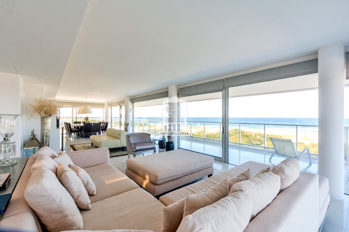 Gigante penthouse con pileta. 2 pisos completos. 700 m2. Garaje para 6 autos