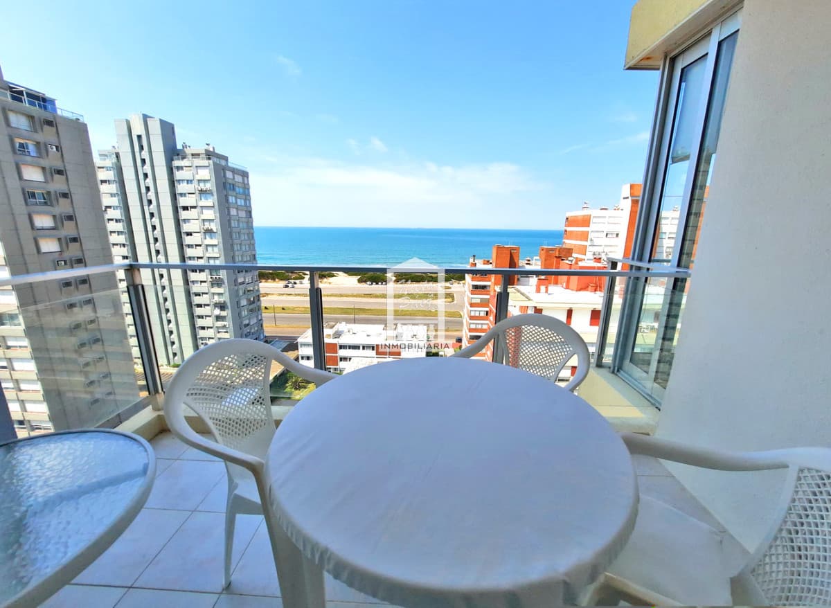 Piso alto, 2 dorm, 2 baños, con todos los servicios y gastos bajos.