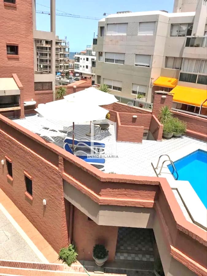 Península, 2 dorm, con piscina y garaje.