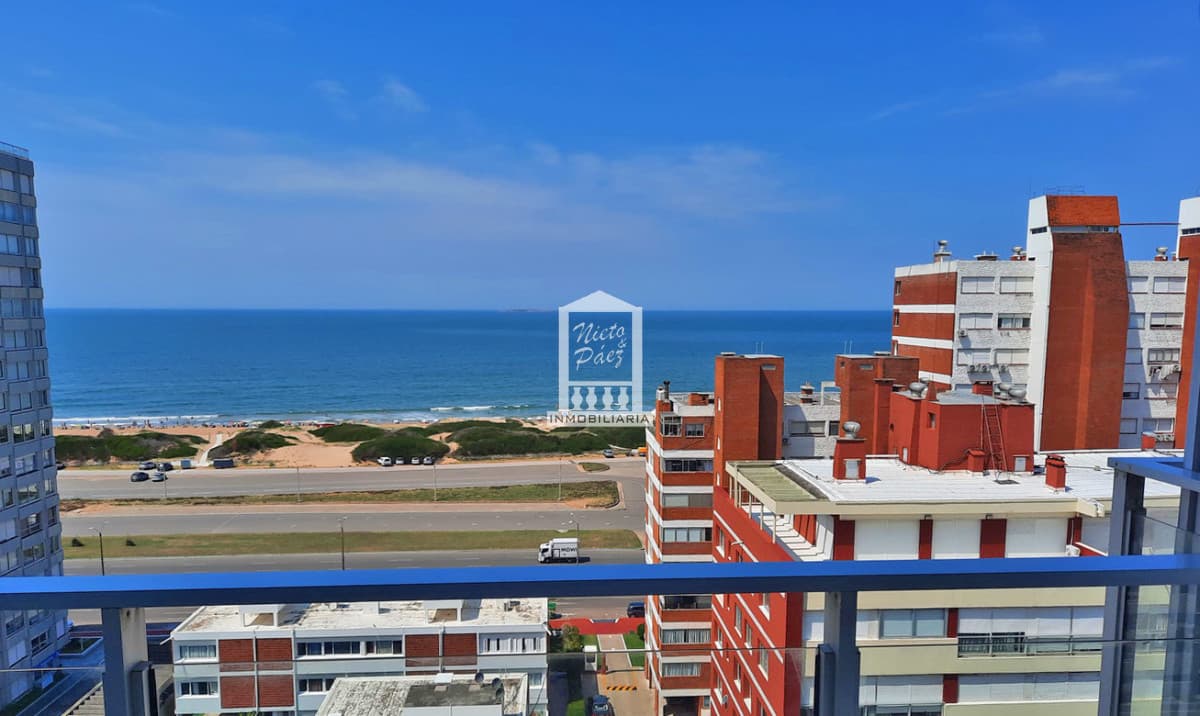 Piso alto, 2 dorm, 2 baños, con todos los servicios y gastos bajos.