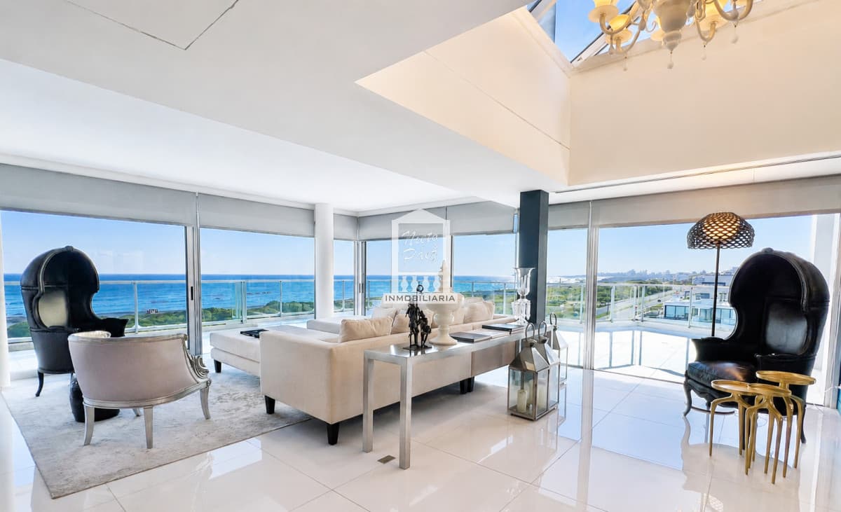 Gigante penthouse con pileta. 2 pisos completos. 700 m2. Garaje para 6 autos