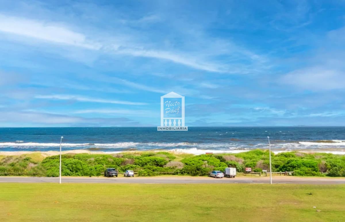 Playa Brava, primera fila. Todos los servicios, equipado. 2 garajes.