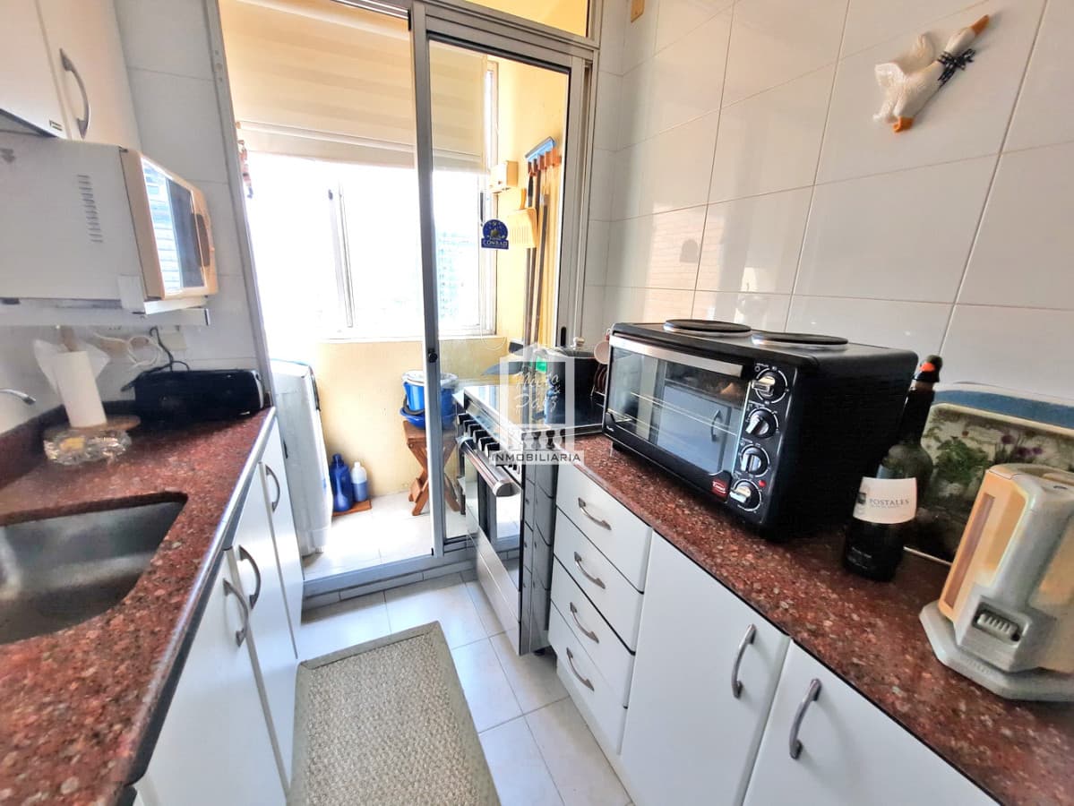 Piso alto, 2 dorm, 2 baños, con todos los servicios y gastos bajos.