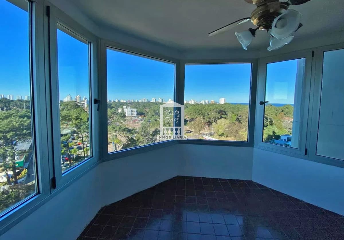 Piso alto sobre Av Roosevelt, reciclado, con full amenities.