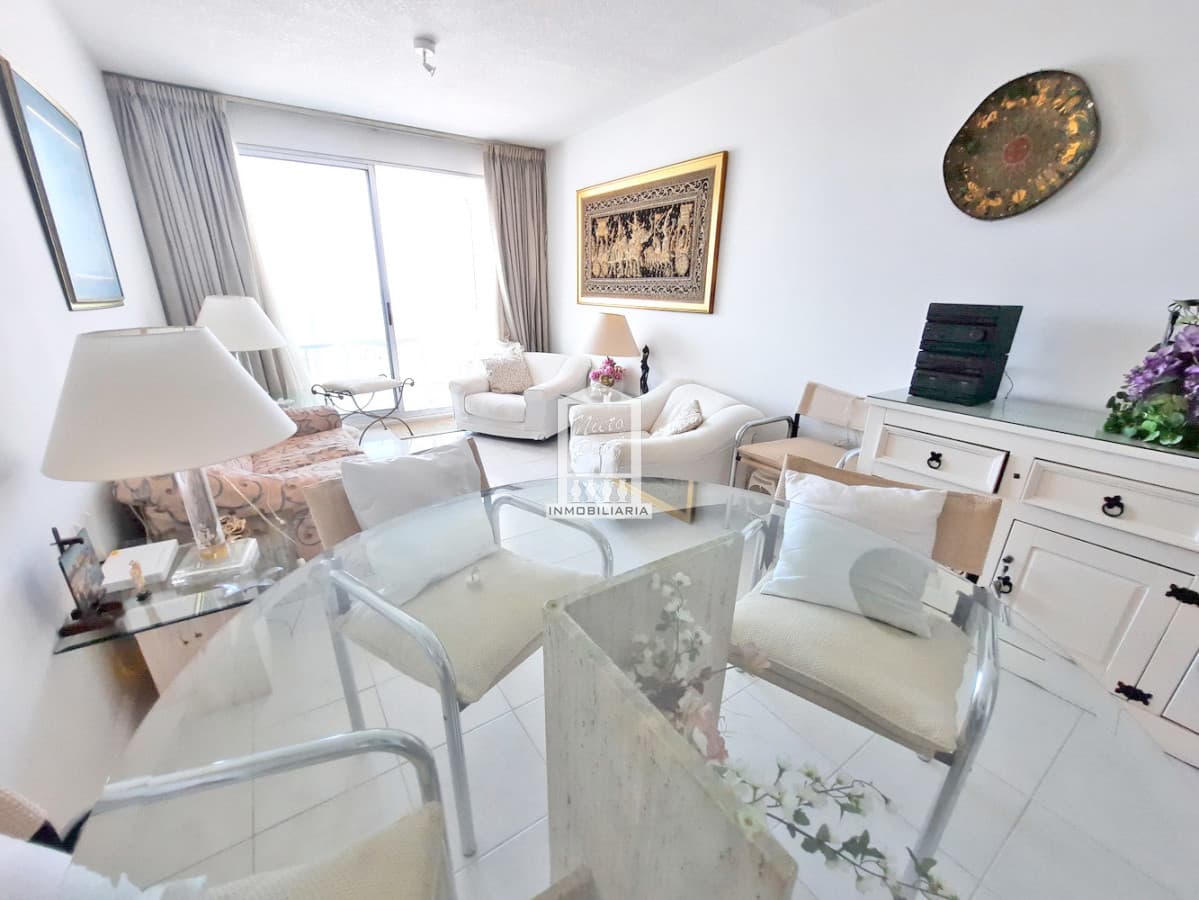 Piso alto, 2 dorm, 2 baños, con todos los servicios y gastos bajos.