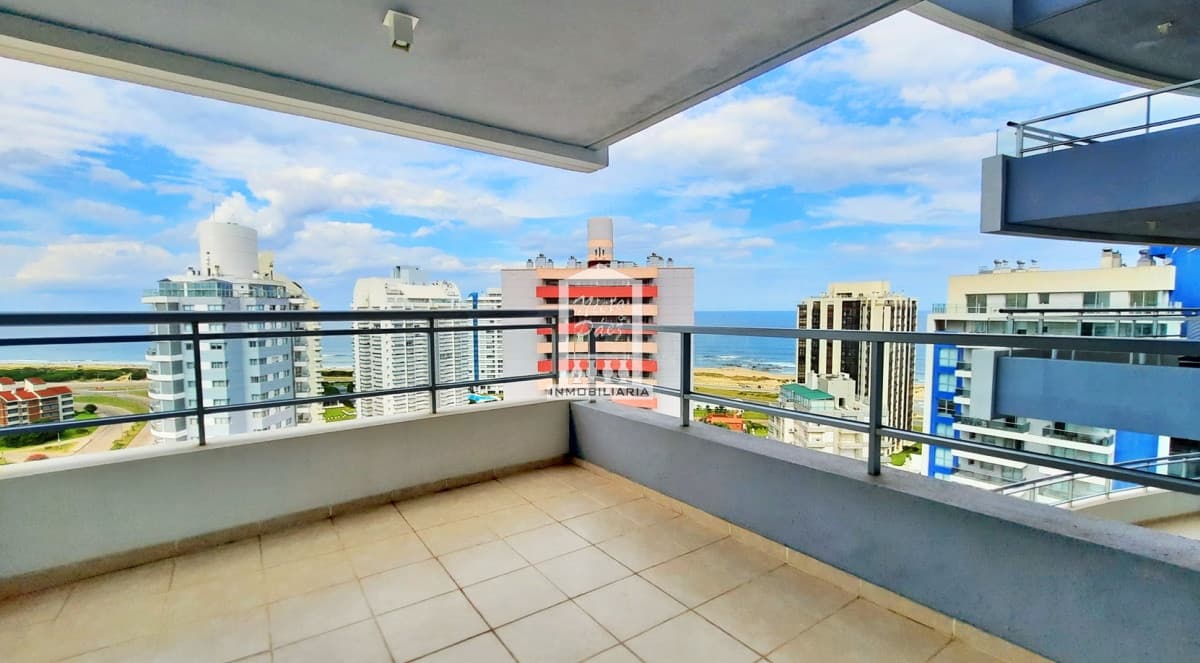 Moderno, planta especial. 3 dorm, 3 baños.
