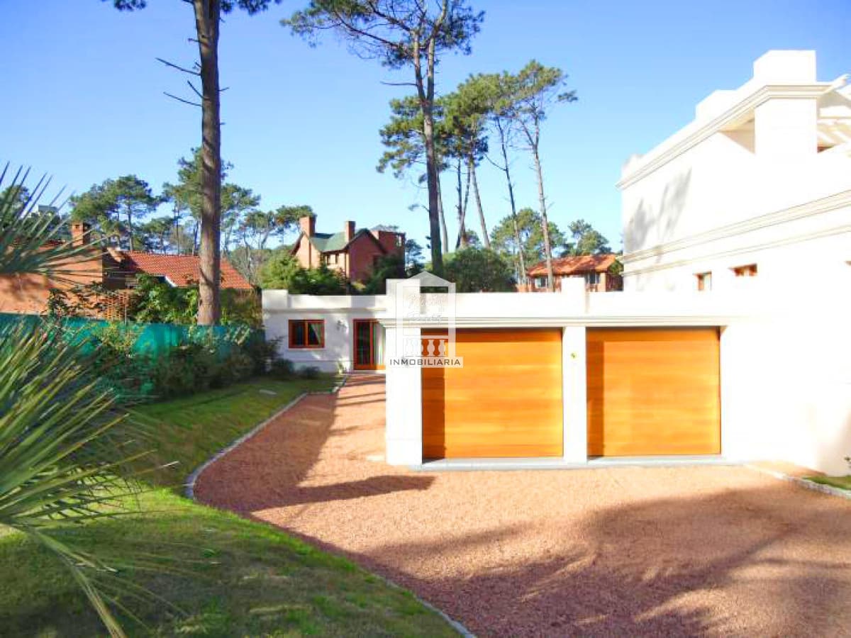 Playa Mansa, importante residencia 700 m2 construidos